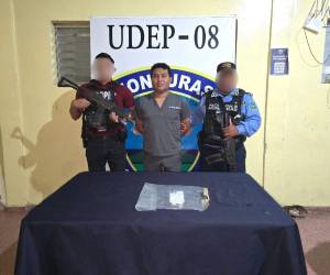 El doctor Alexis Israel Méndez Rodas, al ser detenido por la Policía, en Talanga.