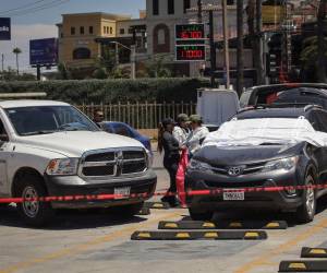 El cuerpo fue localizado en el maletero de una camioneta con placas de California, abandonada en el estacionamiento de un supermercado.