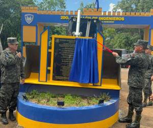 El jefe del Estado Mayor Conjunto de las Fuerzas Armadas, general Héctor Benjamín Valerio Ardón, al momento de develar la placa de uno de los proyectos en el Segundo Batallón de Ingenieros en Naco, Cortés.