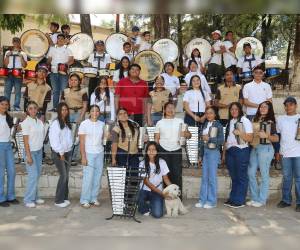 Los estudiantes del Instituto Tecnológico de Administración de Empresas (INTAE) afinan los últimos detalles para su presentación en los desfiles patrios del próximo 15 de septiembre.