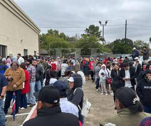 El centro de votación en Houston dispone únicamente de dos urnas, custodiadas por dos guardias de seguridad y cuatro miembros del CNE.
