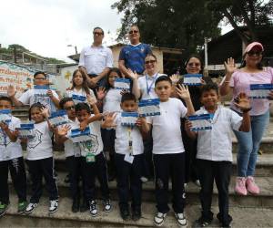 Equipos Industriales regaló a cada niño y colaborador un juego de bombillos LED.