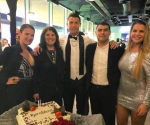 Cristiano Ronaldo despidió un exitoso 2016 al lado de su madre y su familia... ¡Que se venga el 2017! (Foto: Redes / Deportes El Heraldo / Noticias de Honduras / El Heraldo Honduras)