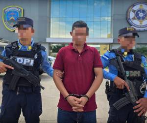El hombre de 37 años de edad fue capturado por agentes de la Policía Nacional por suponerlo sospechoso de cometer el delito de asesinato en el municipio de San Lucas, El Paraíso.