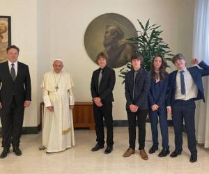 Elon Musk y sus hijos junto al papa Francisco.