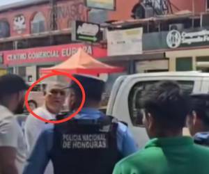 Horas después de divulgarse en redes sociales el video en el que un hombre arrastró a un perro que llevaba encadenado en su camioneta en Choloma (Cortés), han circulado imágenes del agresor siendo requerido por agentes de la Policía Nacional. Más detalles a continuación.