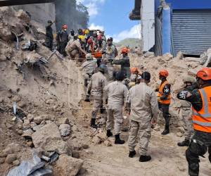 Mano a mano, de bombero a bombero, fue pasada la camilla de rescate que contenía los restos de Félix Núñez, capitalino que murió al quedar soterrado en el derrumbe de un cerro en el anillo periférico, a la altura de Río Grande Sur. El hallazgo de la segunda víctima ocurrió a eso de las 11 de la mañana de este 24 de junio, más de 24 horas después de la tragedia.