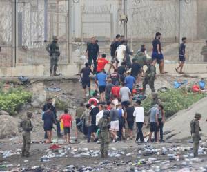 Los que han optado por salir de Ceuta se topan de frente con otros grupos de personas que siguen entrando en la ciudad.