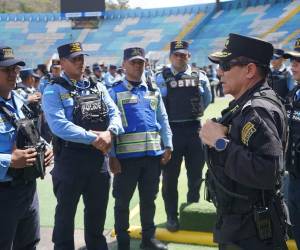 La Policía recordó que está estrictamente prohibido ingresar armas de fuego, objetos punzocortantes, pólvora, dispositivos láser, envases de vidrio o plástico y cualquier objeto contundente que pueda poner en riesgo la integridad de los asistentes.