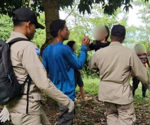 Luego de haber desaparecido por unas 24 horas, el pequeño Johan Mateo Escobar Natarén, de apenas 2 añitos, fue encontrado con vida en una zona montañosa de El Progreso, Yoro, el reciente miércoles 1 de julio, con el apoyo del Cuerpo de Bomberos, agentes de la Policía Nacional, vecinos y familiares. ¿El menor apareció a la misma hora que profetizó un pastor de la localidad? Esto se sabe.