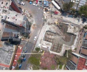 En esta imagen aérea, tomada el 7 de septiembre de 2018, vista de los trabajos de demolición de uno de los dos edificios de departamentos de 15 plantas que sufrieron importantes daños tras un sismo de magnitud 7,1, mientras el otro inmueble, a la derecha, espera para ser derribado, en el vecindario de Doctores, en la Ciudad de México.