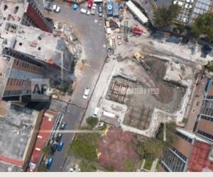 En esta imagen aérea, tomada el 7 de septiembre de 2018, vista de los trabajos de demolición de uno de los dos edificios de departamentos de 15 plantas que sufrieron importantes daños tras un sismo de magnitud 7,1, mientras el otro inmueble, a la derecha, espera para ser derribado, en el vecindario de Doctores, en la Ciudad de México.