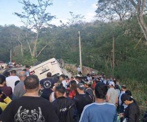 Primeras imágenes del aparatoso accidente en La Ceibita, Quimistán, que dejó múltiples heridos en la recta final de Semana Santa.