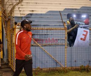 Alphonso Davies Autografió una de las indumentarias de un aficionado hondureño