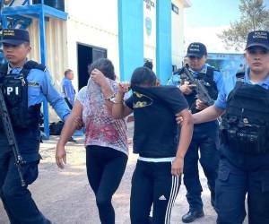 Los detenidos enfrentan cargos por los supuestos delitos de maltrato familiar agravado, violencia contra la mujer agravada, trato degradante y amenazas.