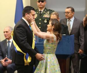 Juan Diego Zelaya fue juramentado la mañana de este domingo 25 de enero y fue su esposa quien le puso la banda de mando municipal, momentos previos a su juramentación oficial. Aquí las imágenes.