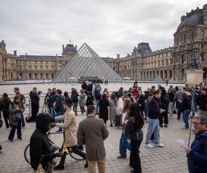 El acceso al Museo del Louvre estaba bloqueado este lunes por miembros de la Escuela del Louvre y otros colectivos estudiantiles, secundados por sindicatos, en apoyo al movimiento de los estudiantes de secundaria y para denunciar la represión policial de las protestas.