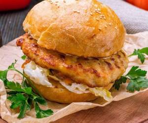 La hamburguesa de pollo a la parrilla es una excelente fuente de proteínas magras, esenciales para la reparación muscular y el desarrollo corporal.