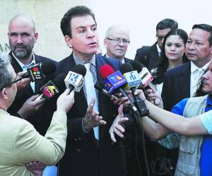 Por ahora, no se toman medidas disciplinarias contra estos diputados, pero se hará una vez que culmine el proceso de elección, anunció el líder del partido, Salvador Nasralla.