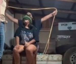 El feminicidio de Leyla Monserrat, una adolescente de 15 años en Sonora, ha generado indignación tras revelarse que sus agresoras, dos menores de edad, grabaron el momento del crimen y el video fue enviado posteriormente a la madre de la víctima.