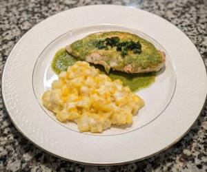 Sin ingredientes exóticos y con la sazón de la cocina catracha, la receta de pollo en salsa de cilantro o culantro con papas gratinadas es ideal para un almuerzo rápido y sencillo.