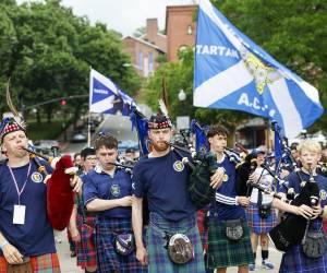 Marruecos y Escocia se enfrentan este viernes en Boston en la segunda jornada de un Grupo C más abierto de lo esperado, en el que Brasil dejó dudas ante los marroquíes, mientras Escocia, líder con tres puntos, puede clasificarse a eliminatorias por primera vez en su historia. Mientras en las calles, la Tartan Army marcha para mandarle todo su apoyo previo al partido.