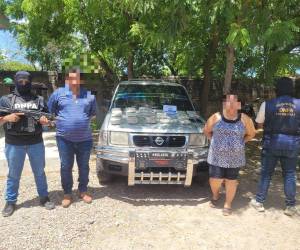 La pareja fue custodiada por los efectivos de la Dirección Nacional Policial Antidrogas (DNPA).