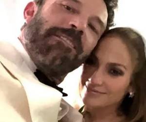 “Lo hicimos. El amor es hermoso. El amor es amable. Y resulta que el amor es paciente. Veinte años de paciencia”, afirmó JLo en una carta.