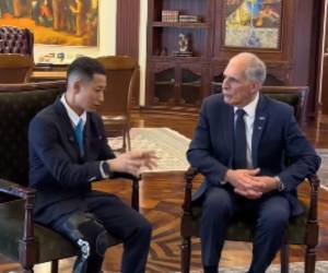 El filántropo y creador de contenido de nacionalidad japonesa-estadounidense, Shin Fujiyama, se reunió con el presidente de la República, Nasry Asfura, según anunció a través de un video en sus redes sociales con el fin de hacerle una propuesta apegada a su sueño de construir mil escuela en el territorio nacional. ¿Cuál fue su propuesta? A continuación los detalles.