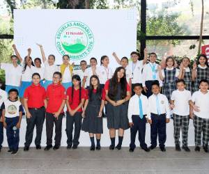 ¡Unidos por el planeta! Los pequeños líderes ecológicos de cinco escuelas participantes se comprometieron a hacer circular el mensaje verde para el cuidado del ambiente hacia un futuro más sostenible.