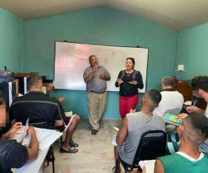 En el Centro Penitenciario de La Ceiba, Atlántida, los privados de libertad aprenden a leer y a escribir con el programa “Yo sí puedo”.