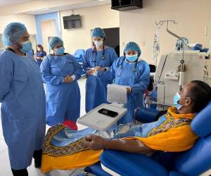 La operación estuvo marcado por la atención de Santos Canales, quien fue el primer pacientes en recibir atención en la nueva clínica.