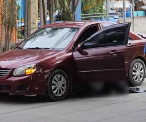 El vehículo, un turismo color rojo, presentaba múltiples perforaciones debido a la ráfaga de disparos.
