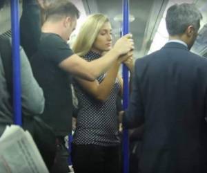 Una de las escenas donde la joven finge ser víctima de acoso sexual.