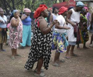 Desde el 11 de agosto, organizaciones garífunas mantienen un campamento frente a la CSJ para exigir respuestas sobre el proceso judicial contra cinco integrantes detenidos en San Juan, Tela.