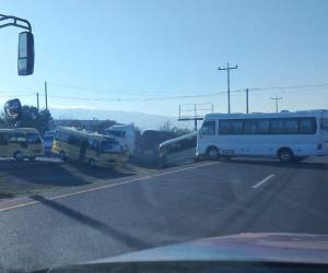 Unidades de transporte bloquean la CA-5 en Siguatepeque, interrumpiendo el paso entre Tegucigalpa y San Pedro Sula.