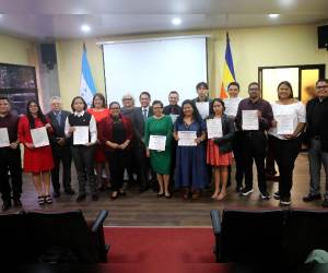 La ceremonia se desarrolló en un ambiente de expectativa y entusiasmo, aún sin conocerse los lugares definitivos de los premios.