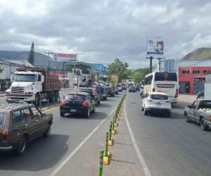 El proyecto contempla pantallas de mensajes variables y señalización horizontal para orientar a los conductores sobre los carriles habilitados en cada horario.
