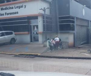 Familiares aguardan en al morgue del Ministerio Público (MP), a la entrega del cuerpo de Héctor Josué Amaya Córdova.