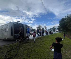 El fuerte accidente dejó, de manera preliminar, un saldo de siete personas heridas en la carrtera CA-5 a la altura de El Durazno.