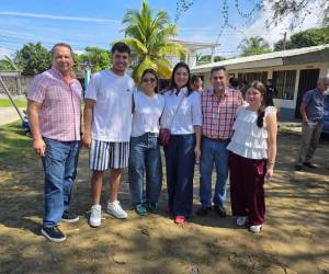 Así posó el Duby junto a su familia tras ejercer el sufragio.