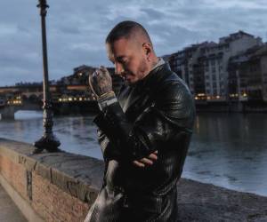 J Balvin es un cantante y productor musical colombiano que mezcla ritmos urbanos como el reguetón, el hip hop y el trap con influencias del pop y sonidos latinos contemporáneos.