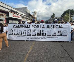 Durante la movilización, los participantes portaron pancartas y lanzaron consignas con las que recordaron a las víctimas, al tiempo que reiteraron su demanda de respuestas claras por parte de las autoridades.