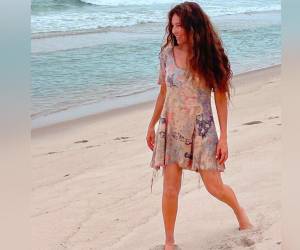 Thalía inclusó fue a la playa y bailó y caminó como su famoso personaje de Marimar.