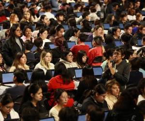La UNAM retoma exámenes presenciales tras fallas en prueba en línea.