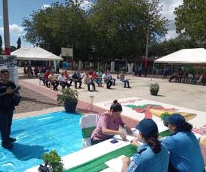 Sus familiares esperaron la salida de sus parientes.