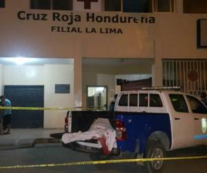 Una de las tres víctimas de la masacre falleció en el trayecto hacia la Cruz Roja del municipio de La Lima, Cortés, norte de Honduras.