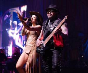 Cazzu llegó a San Antonio, Texas, y sorprendió al público con la presencia del músico, productor y compositor estadounidense A.B. Quintanilla, hermano de la reconocida cantante Selena Quintanilla.
