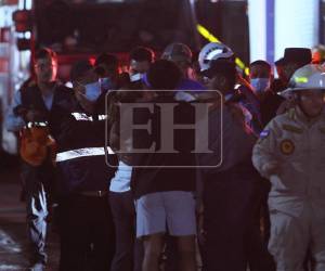 Equipos de rescate mantienen las labores de búsqueda bajo la oscuridad de la noche en la zona del derrumbe del Anillo Periférico, donde una parte del cerro cedió sobre unas bodegas quitándole la vida a tres personas. Solo uno de los cuerpos había sido recuperado hasta las 10 p.m. de este martes 23 de junio.