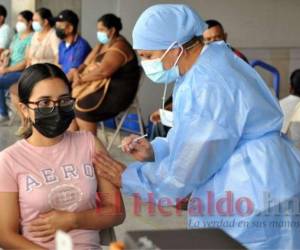 Es urgente que la población se vacune contra el covid-19.